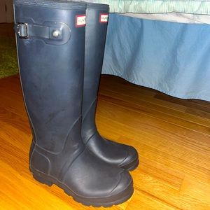 Navy blue hunter rain boots size 6! Worn only a few times.